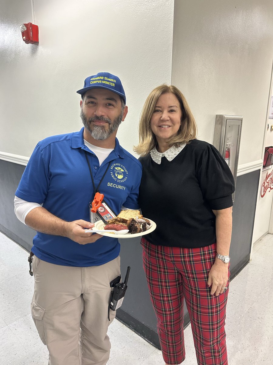 MsKnowlesBCPS's tweet image. Day 2: Sweet treats and sweet moments with our school family! 🍭 Together we shine ✨ #AwesomeOlsen #HolidayCheer #SchoolFamily