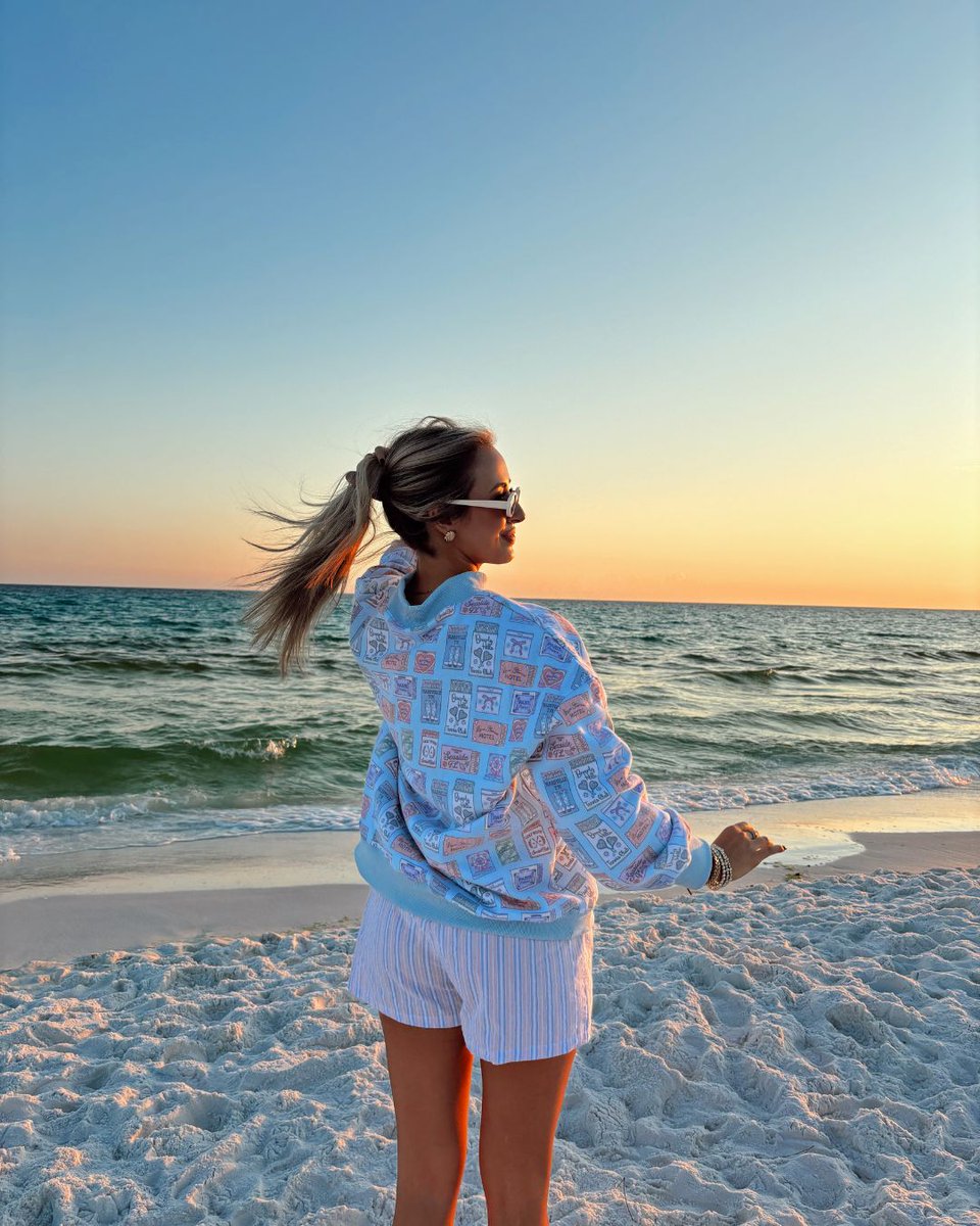 Proof that cozy looks better by the water 🌅🌊💗