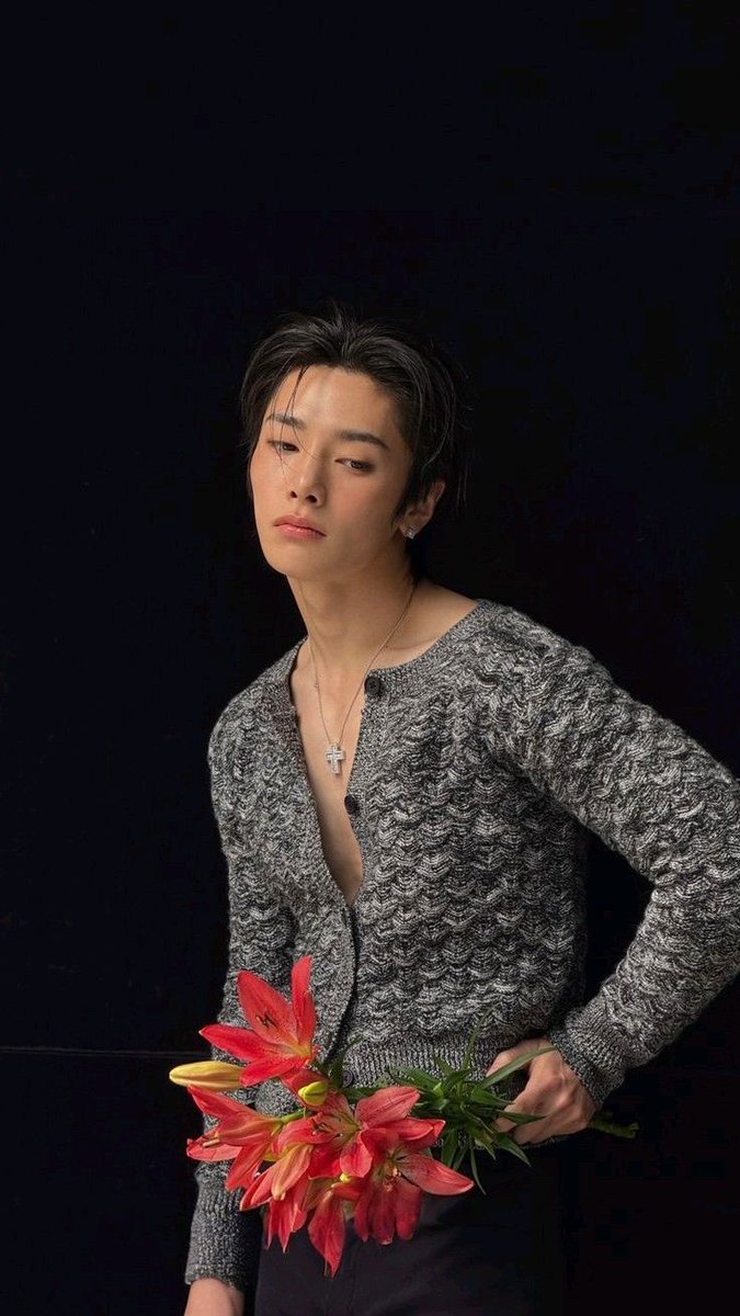 GODLYD3SIRES's tweet image. —Vesper

- A once light Fey turned Dark due to a fire that took the forest he lived in and protected.
He now runs an animal sanctuary in a peaceful part of the country while also doing other side quests {modeling,dancing + etc}

•Bisexual || Switch 
Ships with heavy chemistry.