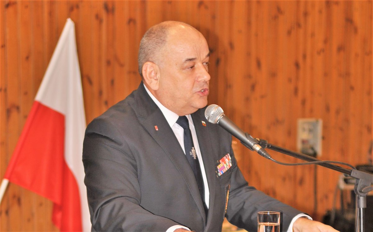 Karol Nawrocki kompromitacją Polski.
Nie wytrzymał sukcesów Radosława Sikorskiego i zakomunikował, że lepiej bić się po lesie, niż jak Sikorski nosić aparat fotograficzny po Afganistanie.
Po raz kolejny w ten sposób przyznał się do udziału w bijatykach, za które inni byli