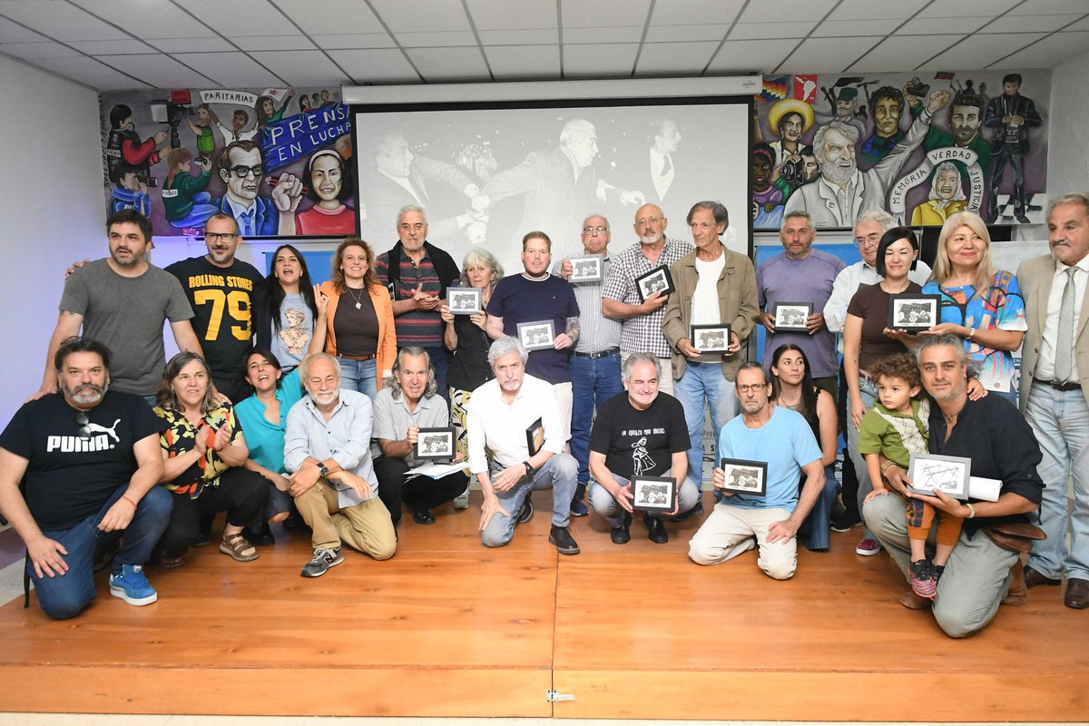 🤍POR LA MEMORIA

A 40 años del Juicio a las Juntas, entregamos un reconocimiento a diversidad de compañeros que desde la prensa le mostraron al país y al mundo un hecho histórico y clave para la democracia.