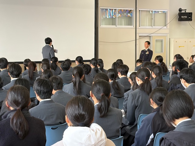 鶴岡所です!
12/12(金)、致道館中学校で開催された未来講座に参加しました！
陸上自衛官の本部広報班長が災害派遣活動の体験談や自衛隊の任務等について講話しました。
生徒の皆さんから疑問や気になった点について沢山の質問をいただきました💬
皆さんありがとうございました✨
#山形地本 #鶴岡