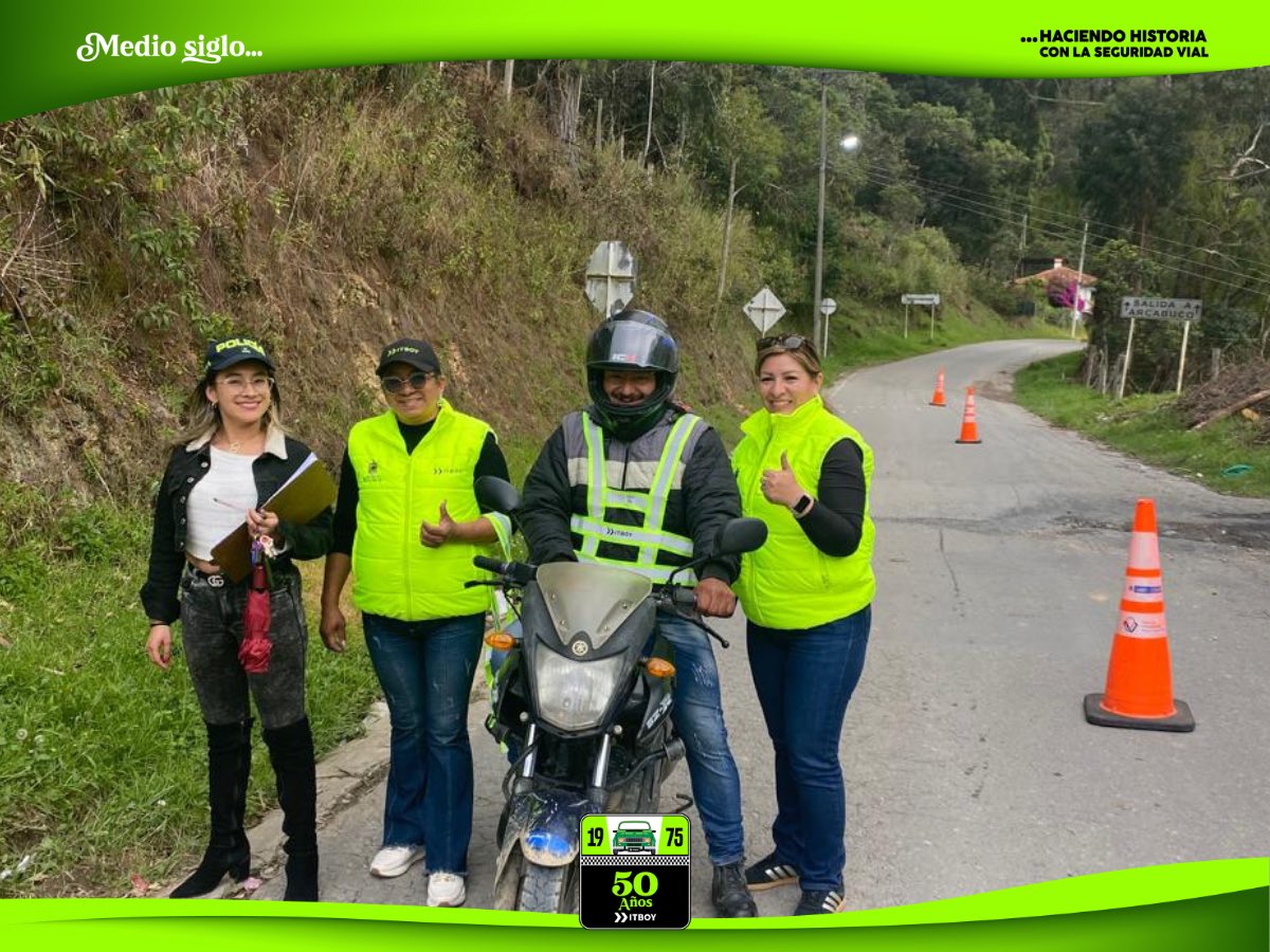 ItboyBoyaca's tweet photo. ¡ En esta Navidad, hazte visible en la vía ✨!

Hoy entregamos chalecos reflectivos a ciclistas y motociclistas en la vía Gachantivá – Santa Sofía, porque cuidar la vida también es un acto de amor. 

¡Que nadie falte en esta Navidad en casa! https://t.co/FfRldcbreR