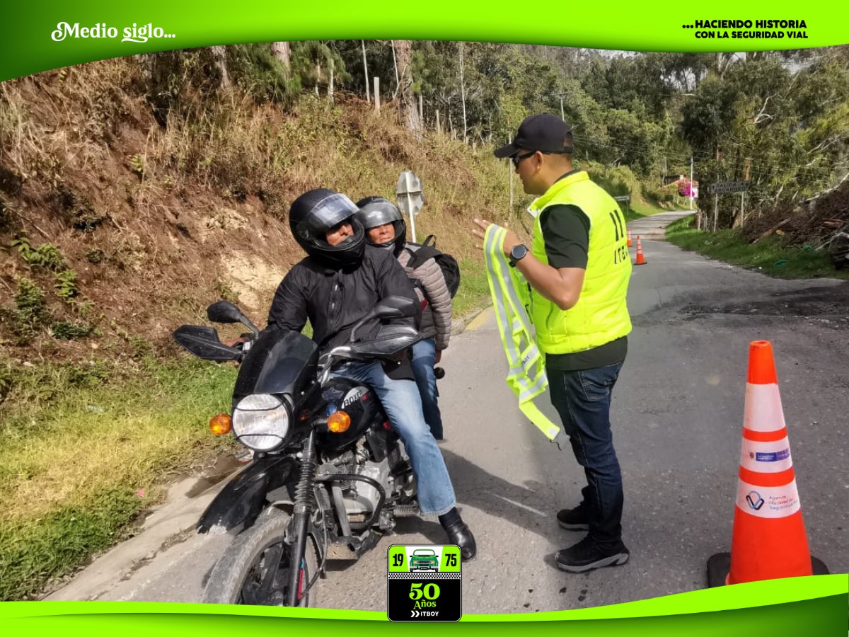 ItboyBoyaca's tweet photo. ¡ En esta Navidad, hazte visible en la vía ✨!

Hoy entregamos chalecos reflectivos a ciclistas y motociclistas en la vía Gachantivá – Santa Sofía, porque cuidar la vida también es un acto de amor. 

¡Que nadie falte en esta Navidad en casa! https://t.co/FfRldcbreR