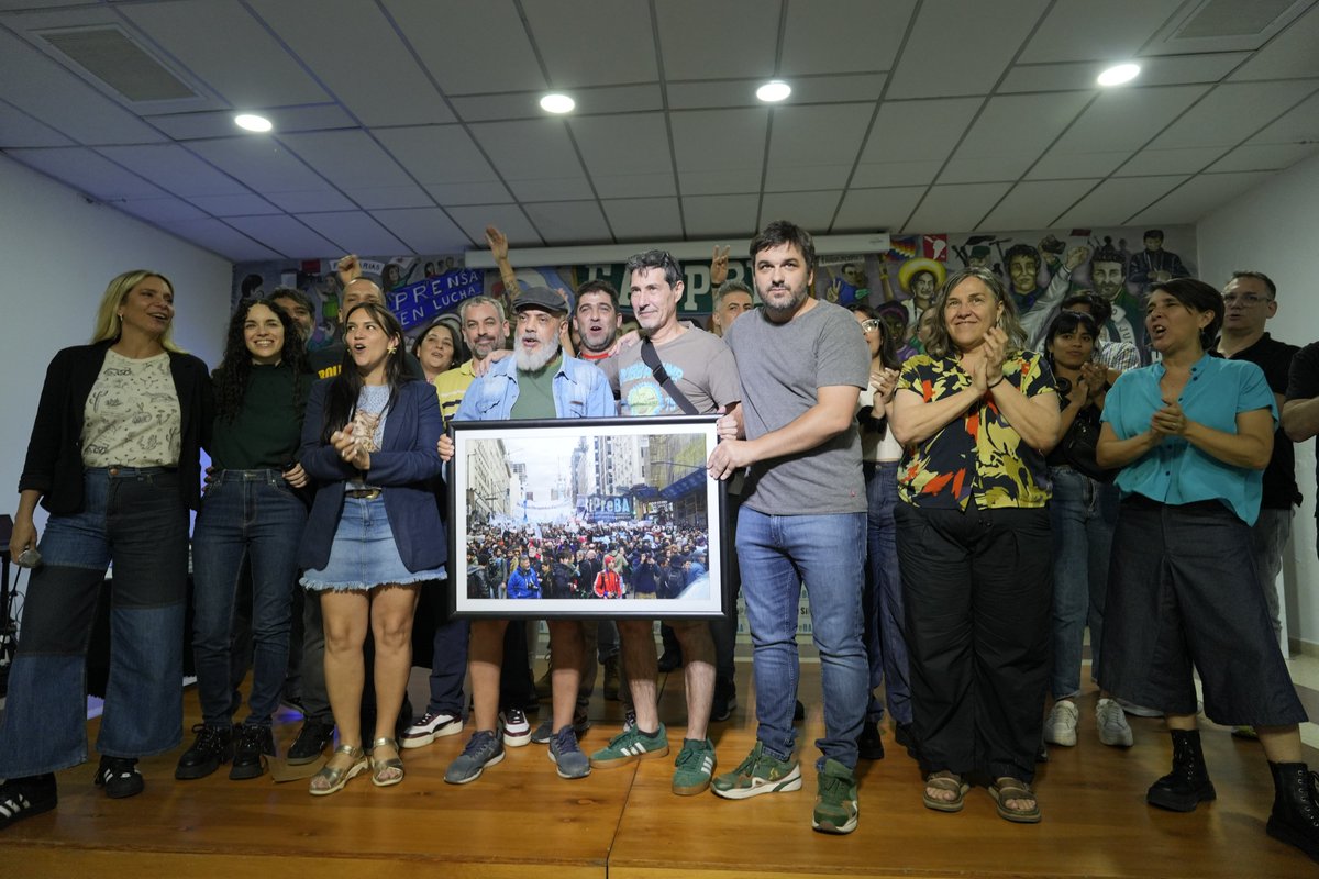💪POR LO URGENTE Y EL FUTURO

La Comisión Directiva de nuestro sindicato, votada masivamente el 12/11, asumió su mandato con una lucha concreta: defender el salario, el Estatuto del Periodista, la libertad de expresión, la información soberana y todos los derechos laborales.