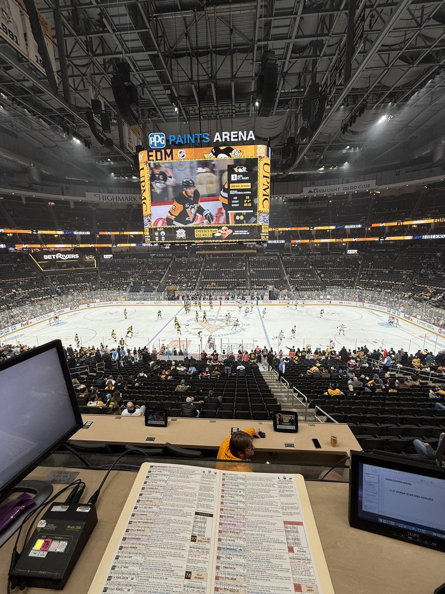 Edmonton vs. Pittsburgh. Jarry against Skinner. Draisaitl sitting at 999. Sid 2 points back of Mario. Lots going on tonight on <a href="/NHL_On_TNT/">NHLonTNT</a>. 
<a href="/Panger40/">Darren R Pang</a> | <a href="/NabilKarimTV/">Nabil Karim</a>