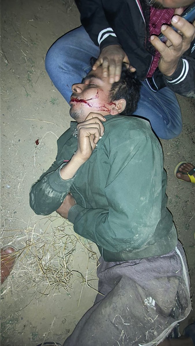 AkashKumarSahu0's tweet photo. Yesterday around 6.30pm,while returning home,I witnessed a road accident near #KansinghaChhowk.As no ambulance was available,I hired a Bolero and rushed the two injured victims to the #CHCPadampur within #Goldenhour.Humanity comes first.🙏 @STAOdisha @RTOBARGARH1 @bargarhpolice https://t.co/ejps2a95hg