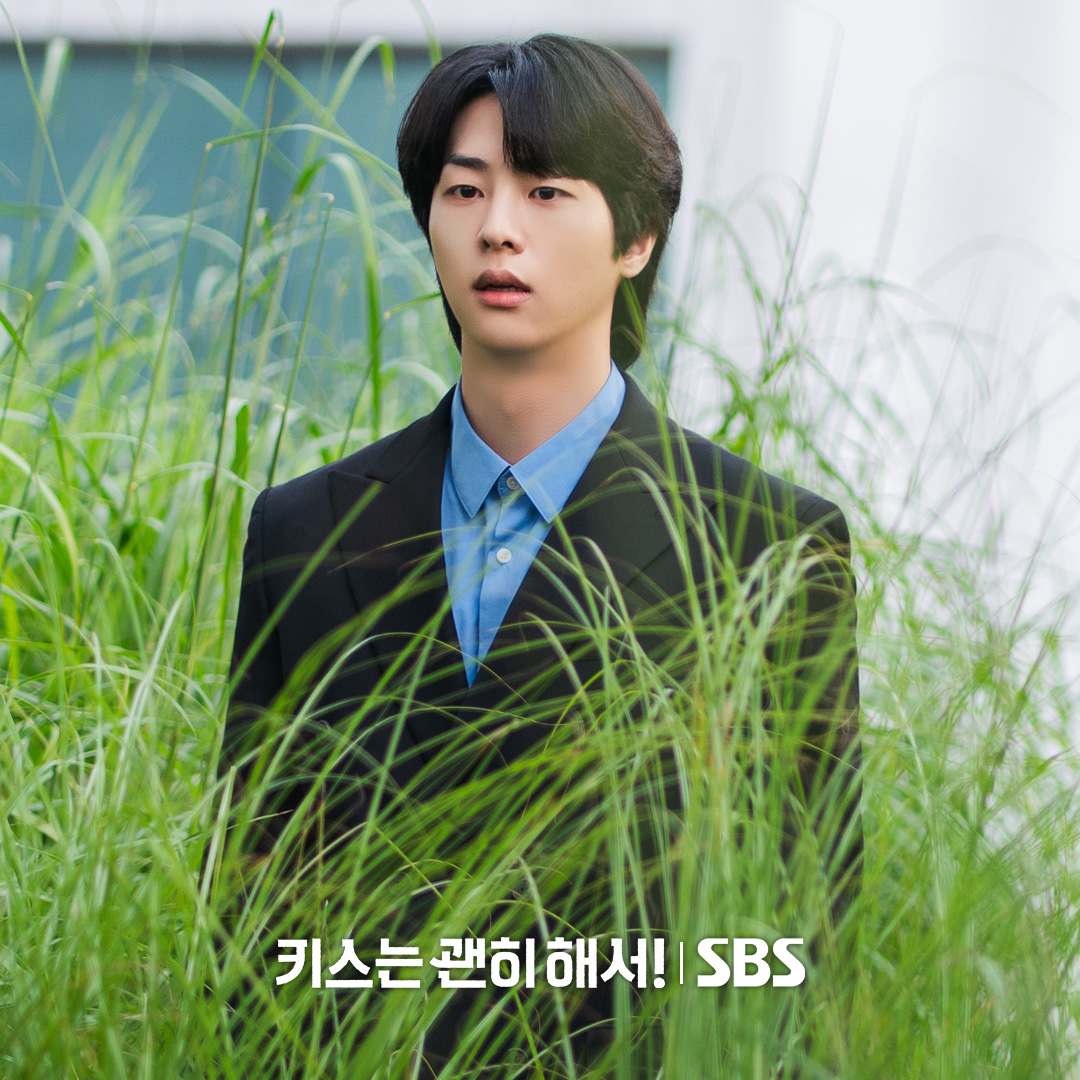 설레는 지혁다림의 풀밭 위 키스😘
그리고 이 둘을 지켜보는 김선우?!

SBS 수목드라마 <키스는 괜히 해서!>
☞ [수,목] 밤 9시

#SBS수목드라마 #키스는괜히해서
#DynamiteKiss #스틸
#키스는괜히해서스틸 #키괜스틸
#장기용 #안은진 #김무준 #우다비