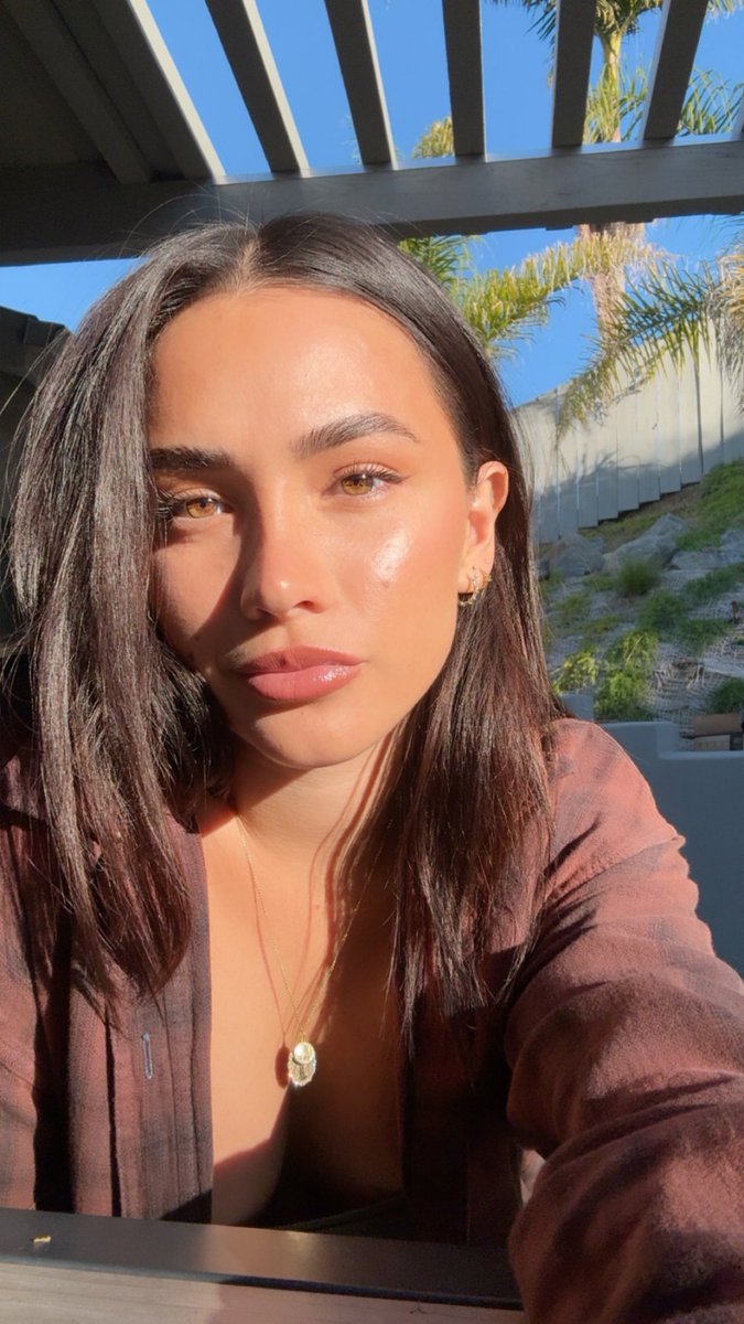 Lavaaxgrl's tweet image. You still saying hi even tho I’m fully clothed?