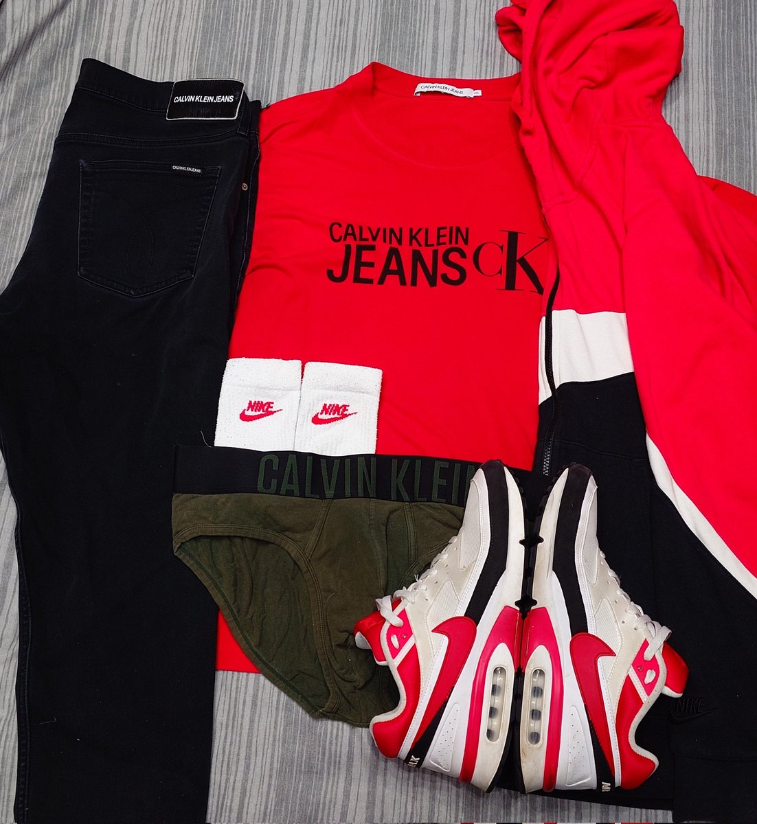 CurwenSimon's tweet photo. #ootd that nearly got missed.
#nike #airmaxbw over #whitenike #socks
#calvinkleinjeans over #CalvinKlein #briefs and all topped off with a #calvinklein #shirt https://t.co/O0CkrRLVZR
