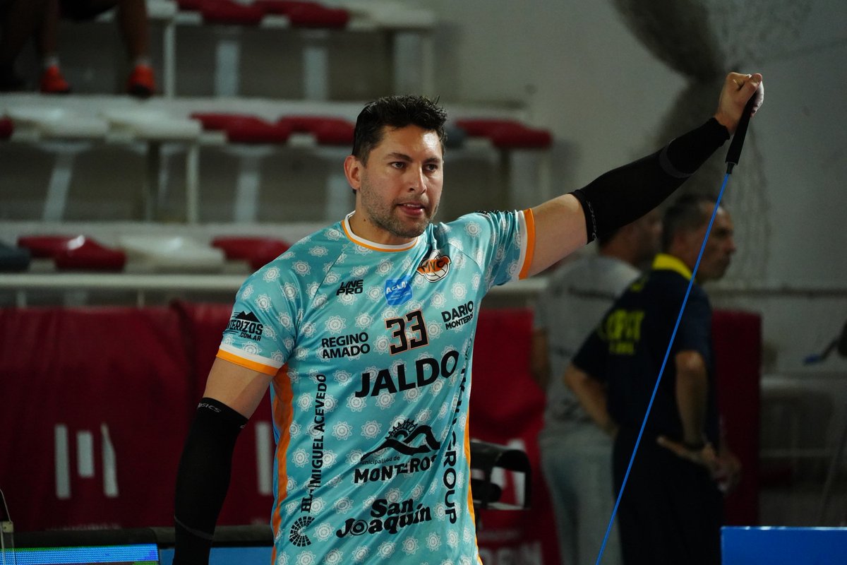 #LVA Arrancó la semifinal en el Diego Armando Maradona. 

Monteros Voley - Ciudad Vóley 

En vivo: youtube.com/live/zty6kMhxt…

#SomosMVC #OrgulloNaranja