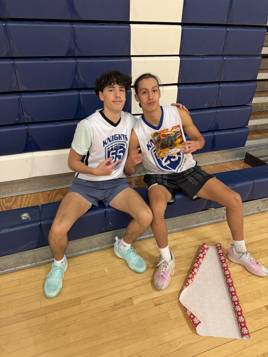 OGHOOPS's tweet image. Another one of OGHOOPS Service Projects for the year working with @HiPowSPORTS wrapping Christmas presents for the Holiday Season. Also s/o and thanks to @tjweedz for the motivation speech. “Let your light shine” 🕯️🏀🎁