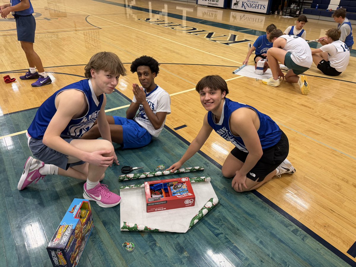 OGHOOPS's tweet image. Another one of OGHOOPS Service Projects for the year working with @HiPowSPORTS wrapping Christmas presents for the Holiday Season. Also s/o and thanks to @tjweedz for the motivation speech. “Let your light shine” 🕯️🏀🎁