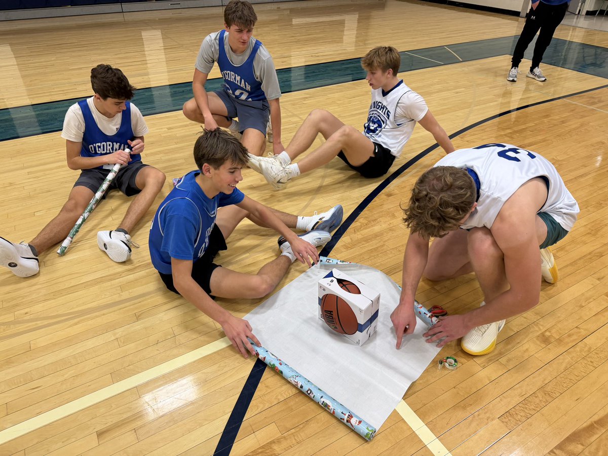 OGHOOPS's tweet image. Another one of OGHOOPS Service Projects for the year working with @HiPowSPORTS wrapping Christmas presents for the Holiday Season. Also s/o and thanks to @tjweedz for the motivation speech. “Let your light shine” 🕯️🏀🎁