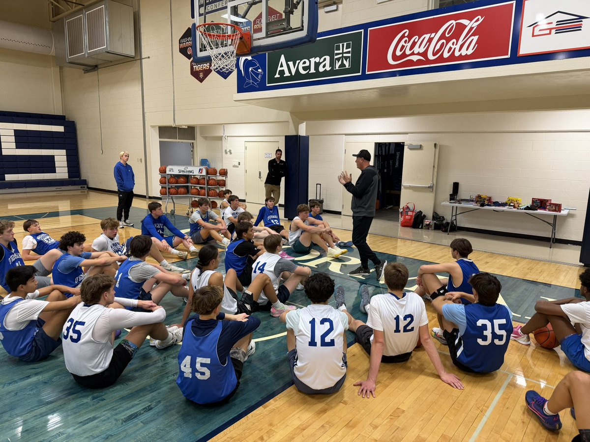 OGHOOPS's tweet image. Another one of OGHOOPS Service Projects for the year working with @HiPowSPORTS wrapping Christmas presents for the Holiday Season. Also s/o and thanks to @tjweedz for the motivation speech. “Let your light shine” 🕯️🏀🎁