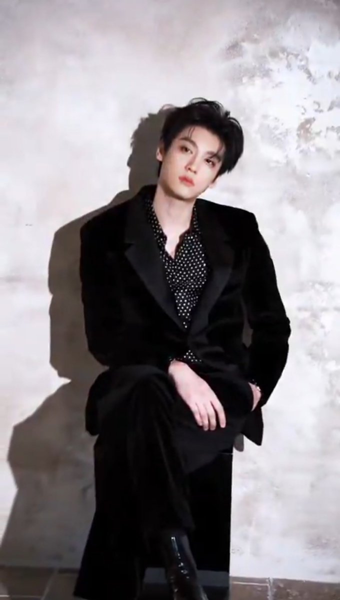 SweetCornHQ_'s tweet photo. After YueYue's, "Say I Love You Before Dawn" MV was released, someone posted 5 photos on Weibo, 2 photos on Red Note, and 1 video on Douyin. 

521= I love you too

The bgm of the video is, "Brother loves you".

#TianXuning #田栩寧 #ZiYu #梓渝  #XuNiYuSheng #栩你渝生 #Leipeng99 #Rayban #TianZiyu