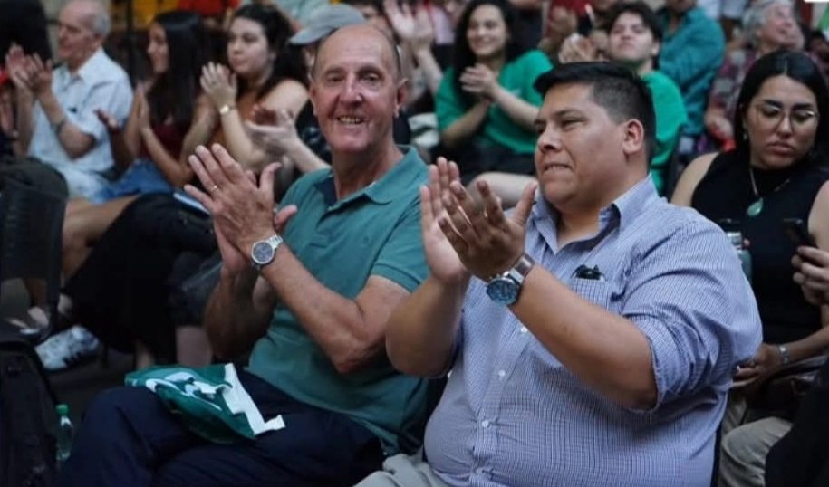 ARPE55's tweet photo. HABEMUS NUEVO SECRETARIO GENERAL!!!
@SPereyra646 ganó por un voto la interna de @Socialistas90 en el departamento de Canelones, en él confío plenamente, ahora a contruir con mirada amplia y colectiva. https://t.co/j4nb173Fcp