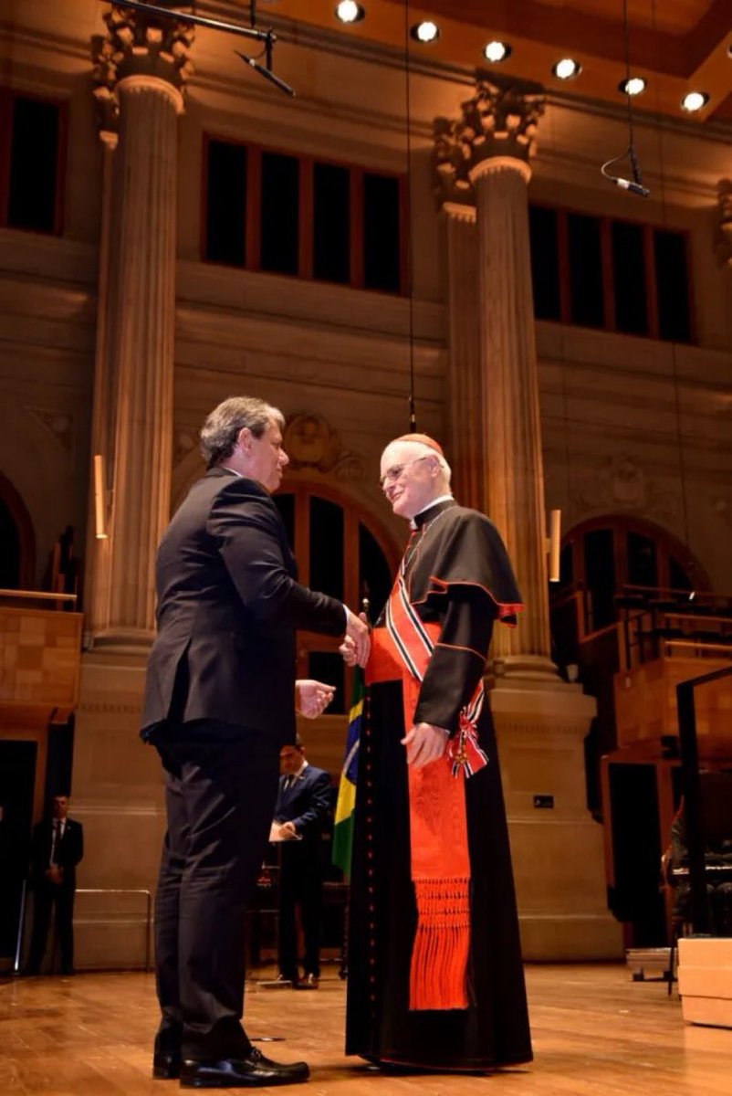 Enquanto Dom Odilo Scherer tenta calar o Padre Júlio, ela segue ao lado de quem persegue o Padre Júlio

É vergonhoso

PADRE JÚLIO FICA