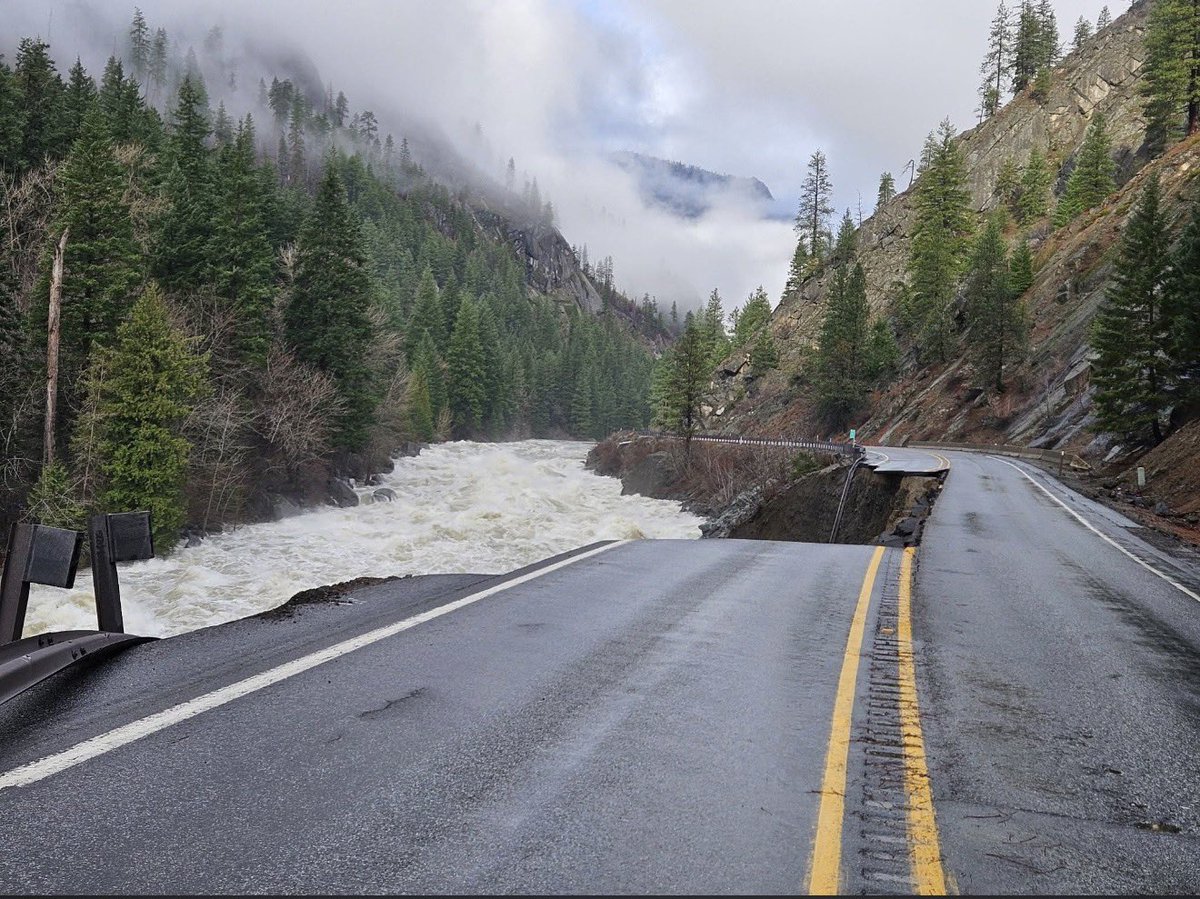 wheeler244's tweet image. Hearing that Hwy 2 will be “closed for months” while they fix major washouts. One town that will be hit the hardest is Leavenworth. We feel for all the small businesses as it’s the busiest time of year for them ❤️ 

You can still take I-90 and head up Blewett Pass, but the winter…