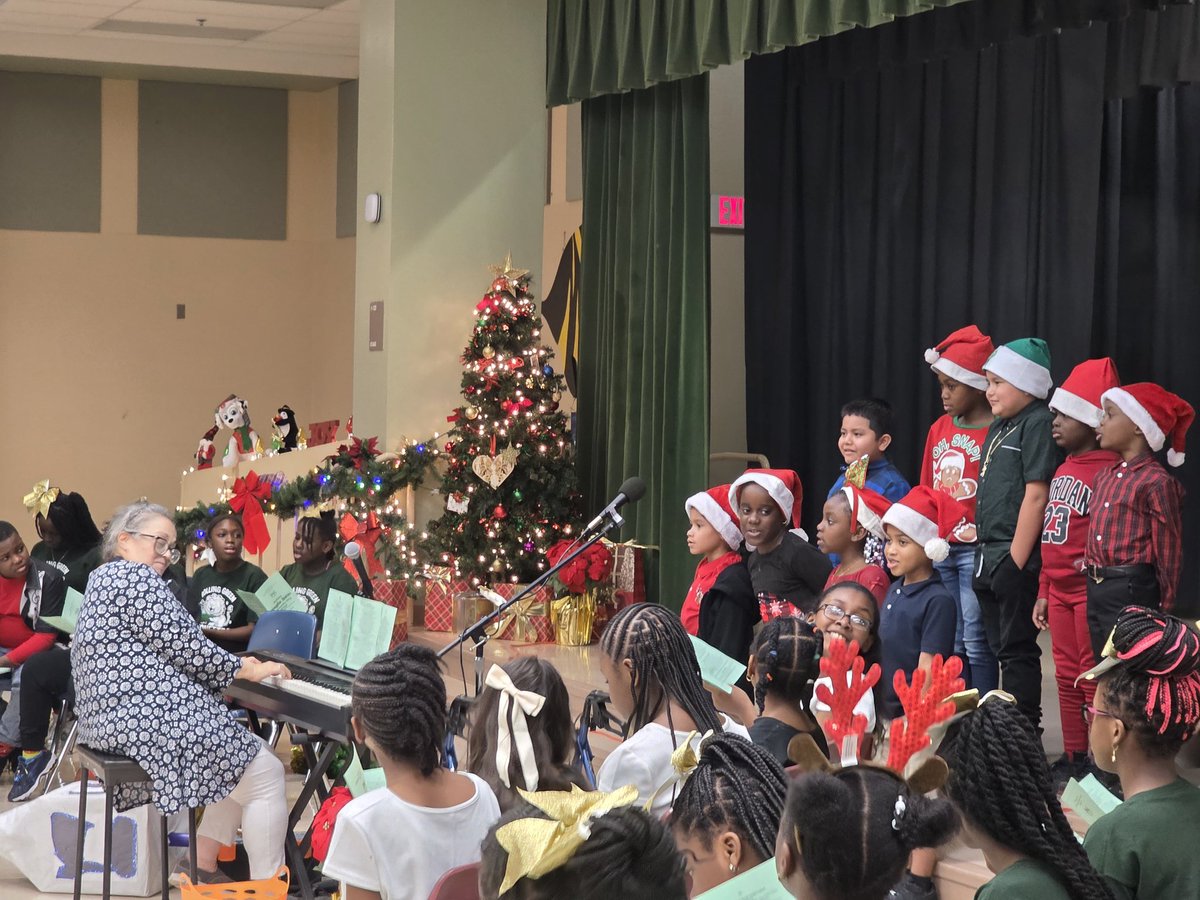 RollingGreenEl's tweet photo. Thank you students, staff, and families for joining us tonight for Jingle Jam!
#roaringwithpride https://t.co/gtTJ3RHvCG