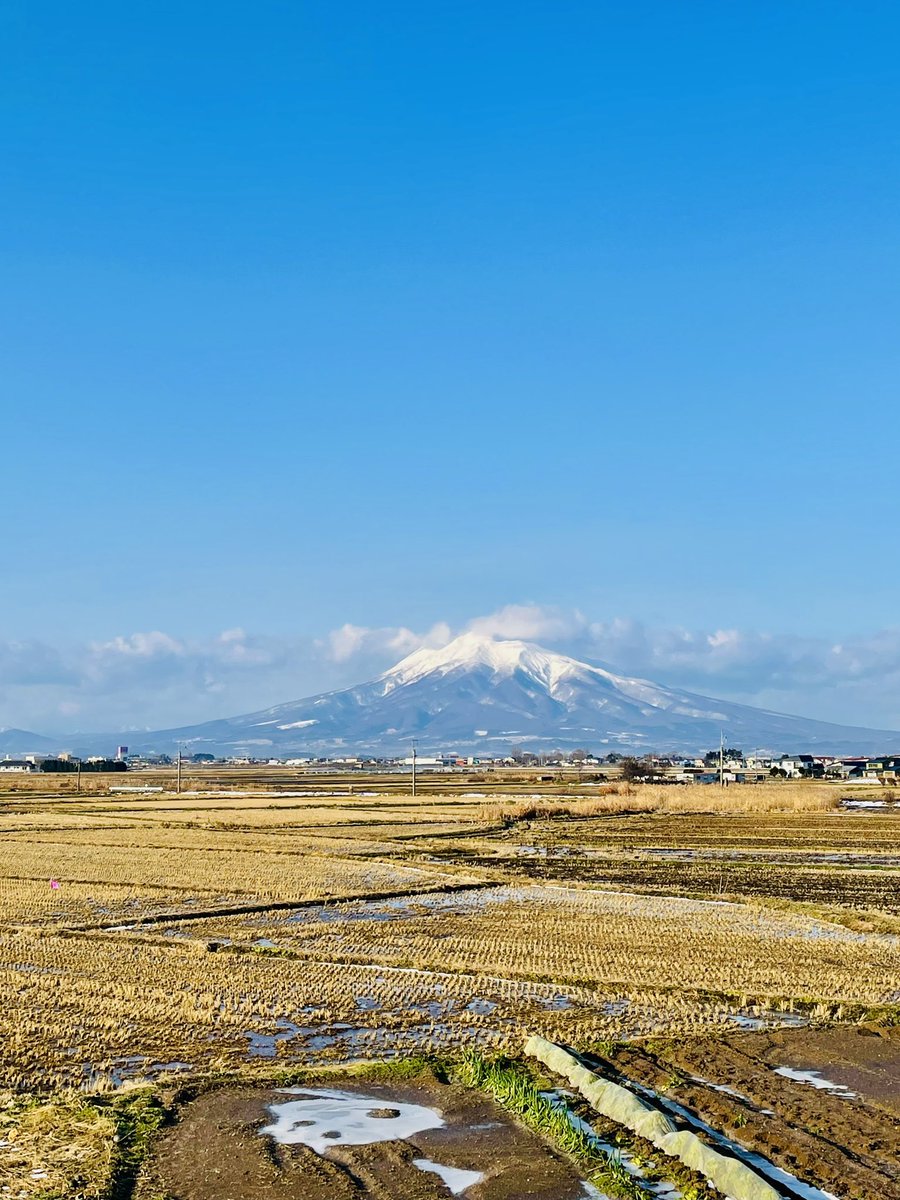 KASACO2010's tweet image. おはようございます。

良い天気！

地面の雪も
ほぼ溶けました！

そして大地の謎文字
『デ』は凍ってらよ！

今日も奇跡の一日を！