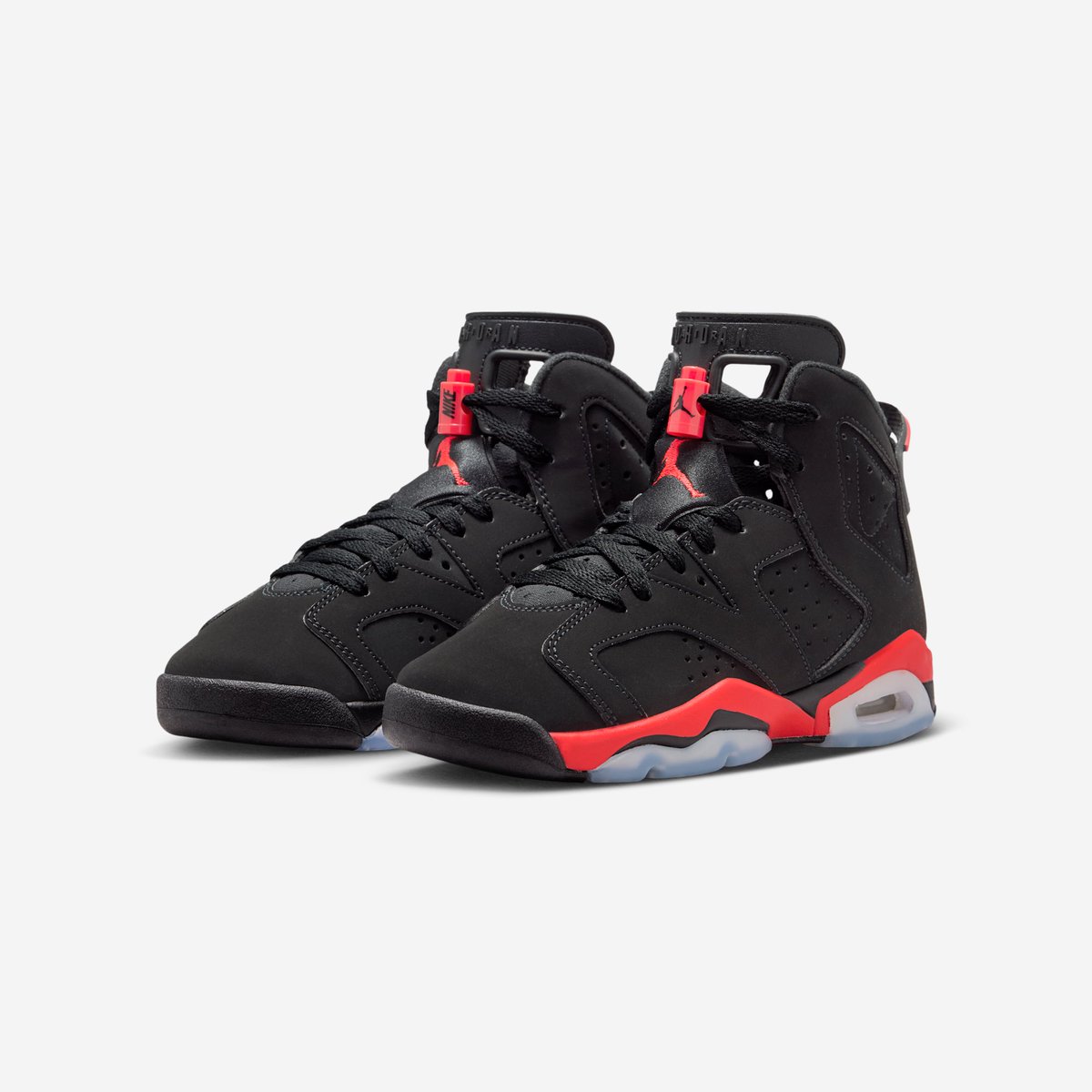 zSneakerHeadz's tweet image. 2026 “Reverse Infrared” Air Jordan 6 official images 👀👀👀
(GS size pictured)