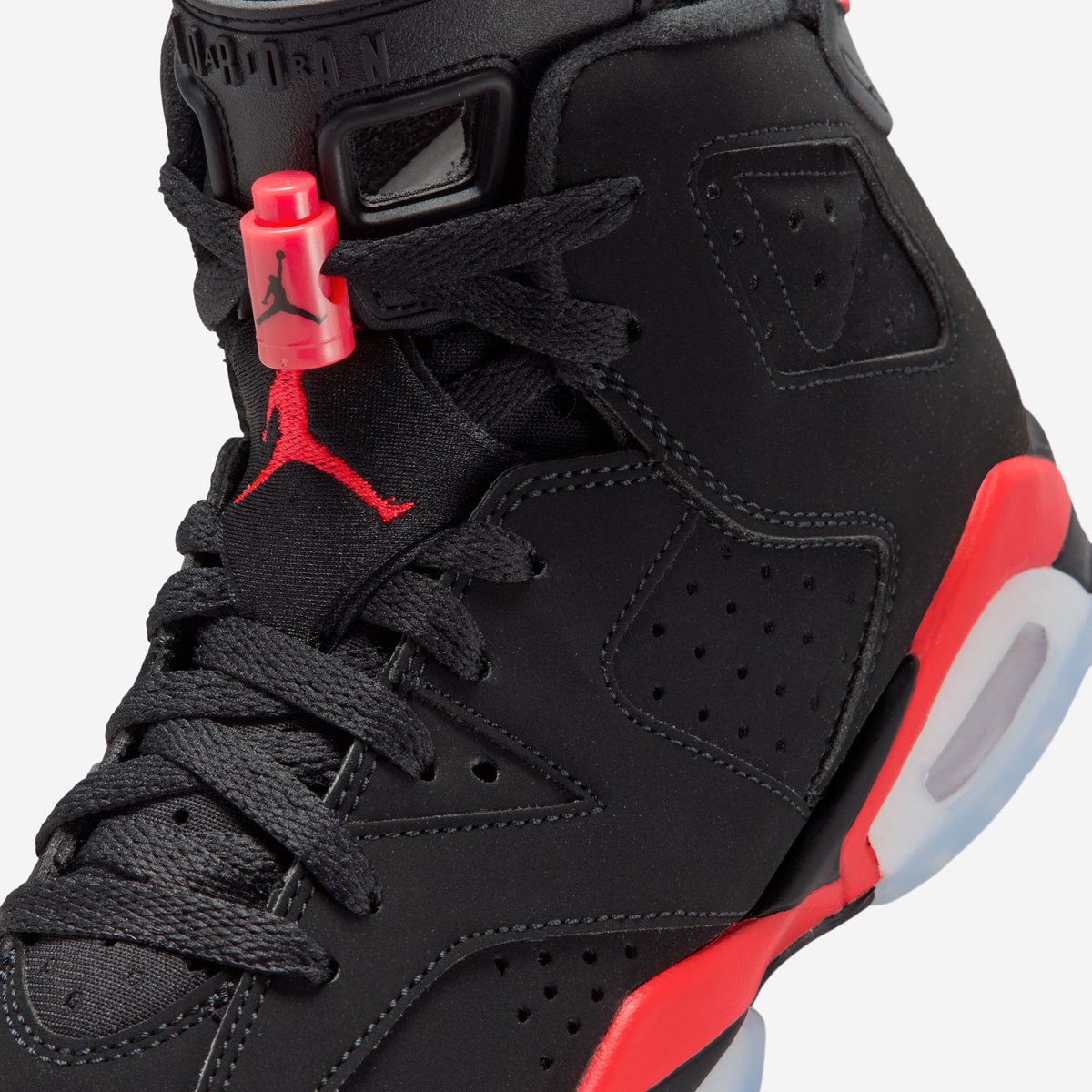 zSneakerHeadz's tweet image. 2026 “Reverse Infrared” Air Jordan 6 official images 👀👀👀
(GS size pictured)