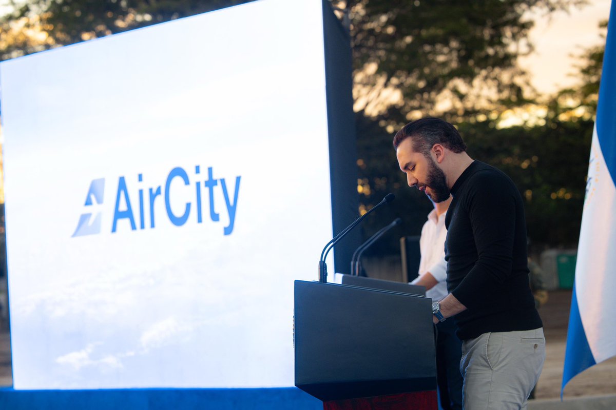 alertanoti's tweet photo. AIRCITY GENERARÁ MILES DE EMPLEOS EN EL SALVADOR, DESTACA EL PRESIDENTE BUKELE

El Presidente de la República, @nayibbukele, destacó que la construcción de #AirCity generará inicialmente 500 empleos directos y 1,000 empleos indirectos, como parte de la fase de desarrollo del proyecto.

El mandatario subrayó que esta cifra se incrementará de manera significativa conforme avance la obra, superando los 5,000 puestos de trabajo cuando AirCity alcance su total operatividad.

El proyecto se consolida como una de las principales apuestas estratégicas para dinamizar la economía nacional, fortalecer el sector logístico y crear nuevas oportunidades laborales para los salvadoreños.