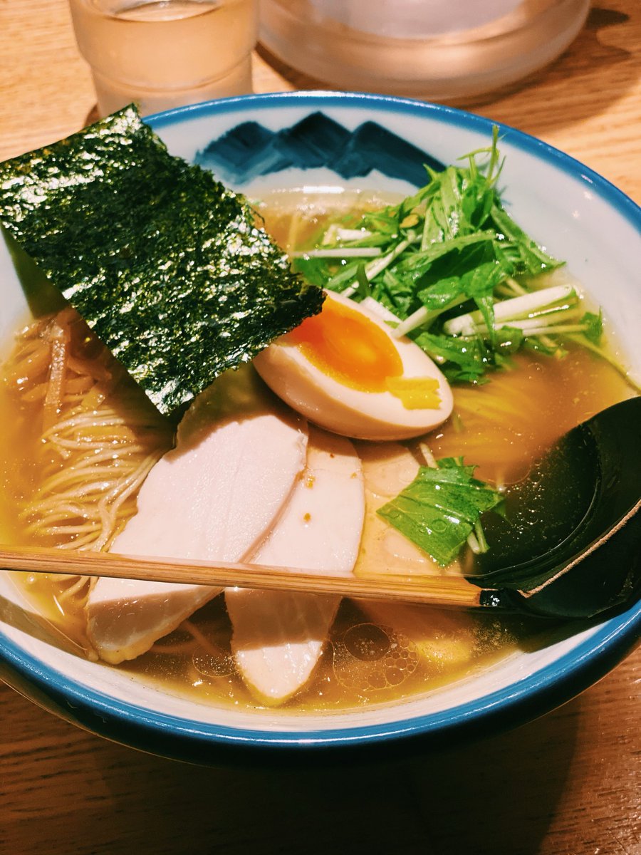 日曜日、深夜の恵比寿で久しぶりに食べたAFURIの柚子塩ラーメンがきらきらしてたのでXで供養🙏

カウンターから大山阿夫利神社のお札が見えて、清らかな水の精神が澄んだスープの世界観なんだなぁとしみじみ🍜