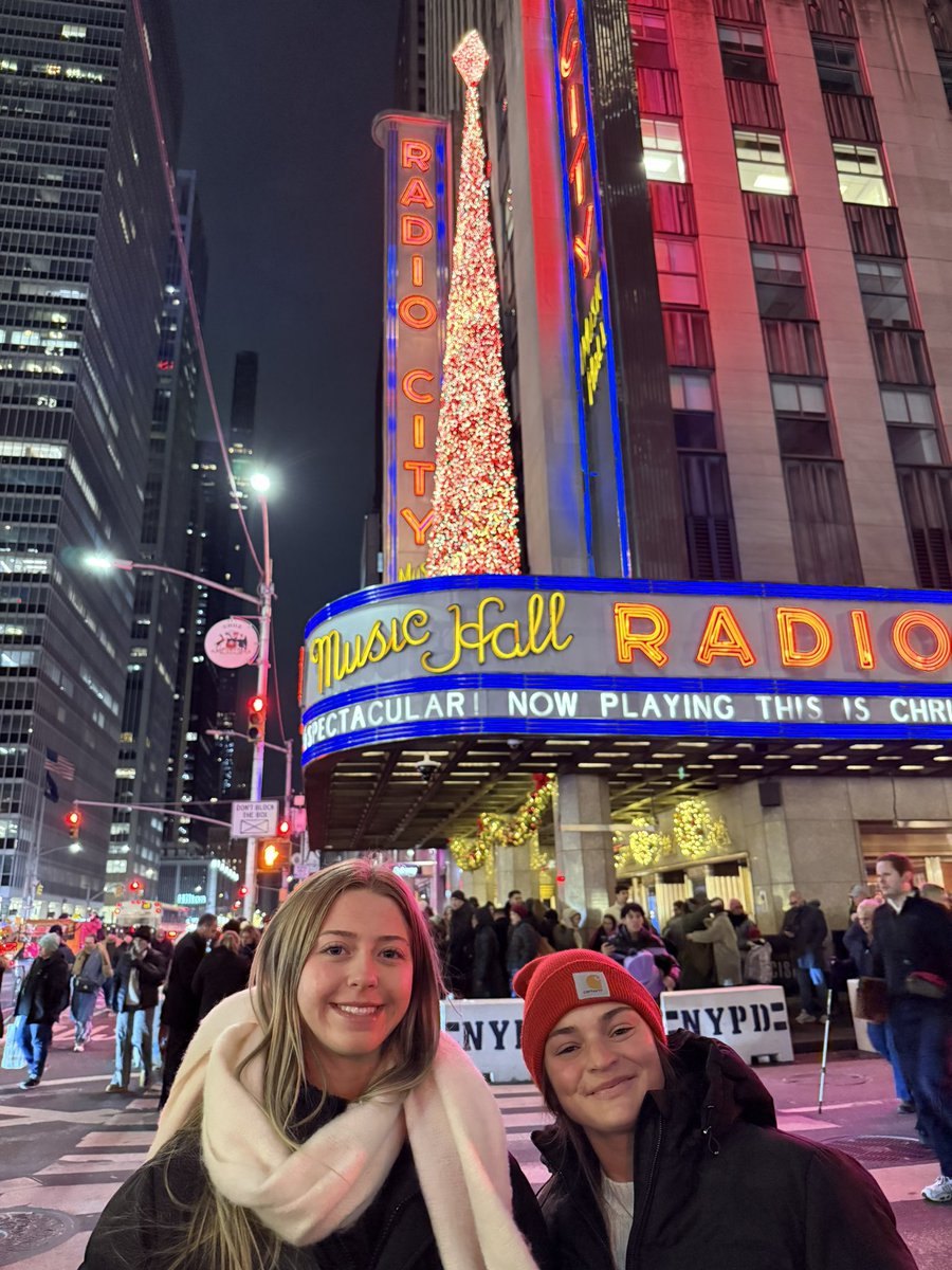 AmyLauth's tweet photo. A “21” candle BLOWOUT 🎂 in NYC @amandalauth22 @vpeitersen6 https://t.co/HDVagU91Jo