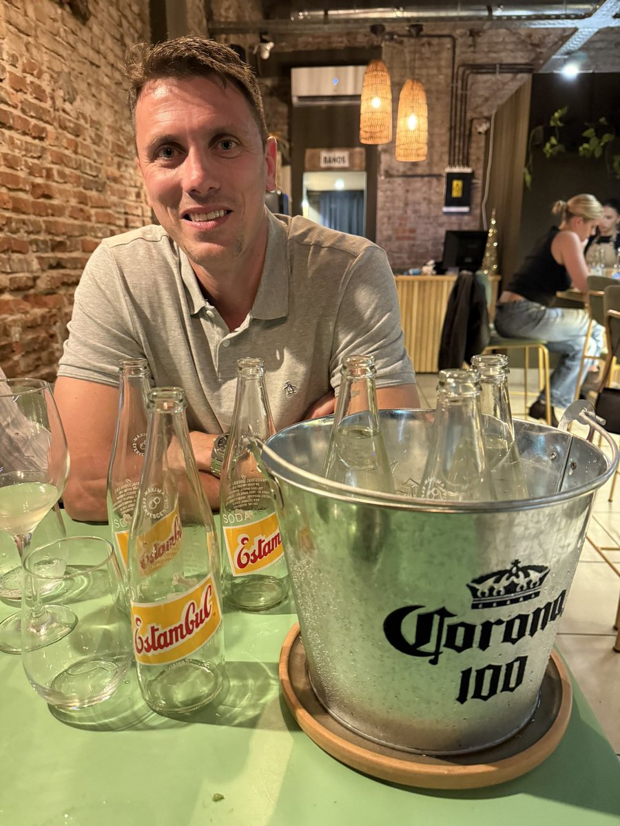 CarlosMaslaton's tweet photo. Con Francisco Sarchi, jerarca máximo de la soda santafesina Estambul, esta noche en ChochoSushi. Analizamos la reacción nacional de la soda en botella de vidrio y con mucho gas contra la degradación de las finamente gasificadas en plástico nefasto. Estambul es la más rica soda al menos del cono sur de América.