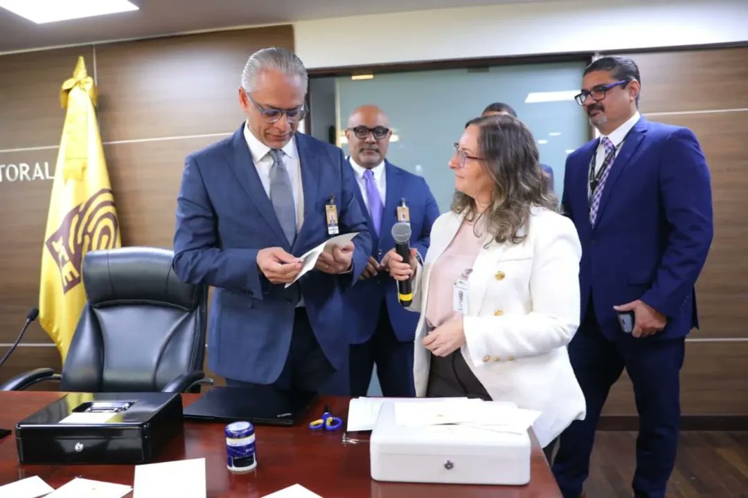 Telenoticiasrd's tweet photo. #ElPaísTN I JCE genera llaves electrónicas para habilitar firma digital en la Nueva Cédula
Para ampliar esta y otras informaciones puedes ampliar en el link.
https://t.co/FKAA6tXu9e
#Telesistema #Telenoticias #JCE #Llaves #Genera #Habilita https://t.co/soY87BpwLF