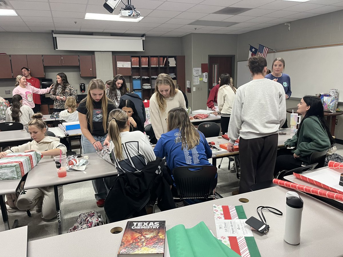 HuffmanTennis's tweet photo. HHS Tennis teamed up with volleyball, softball, and golf to bring Christmas joy to a few families in our community ❤️🎄💚 https://t.co/PVFnN8HPPM
