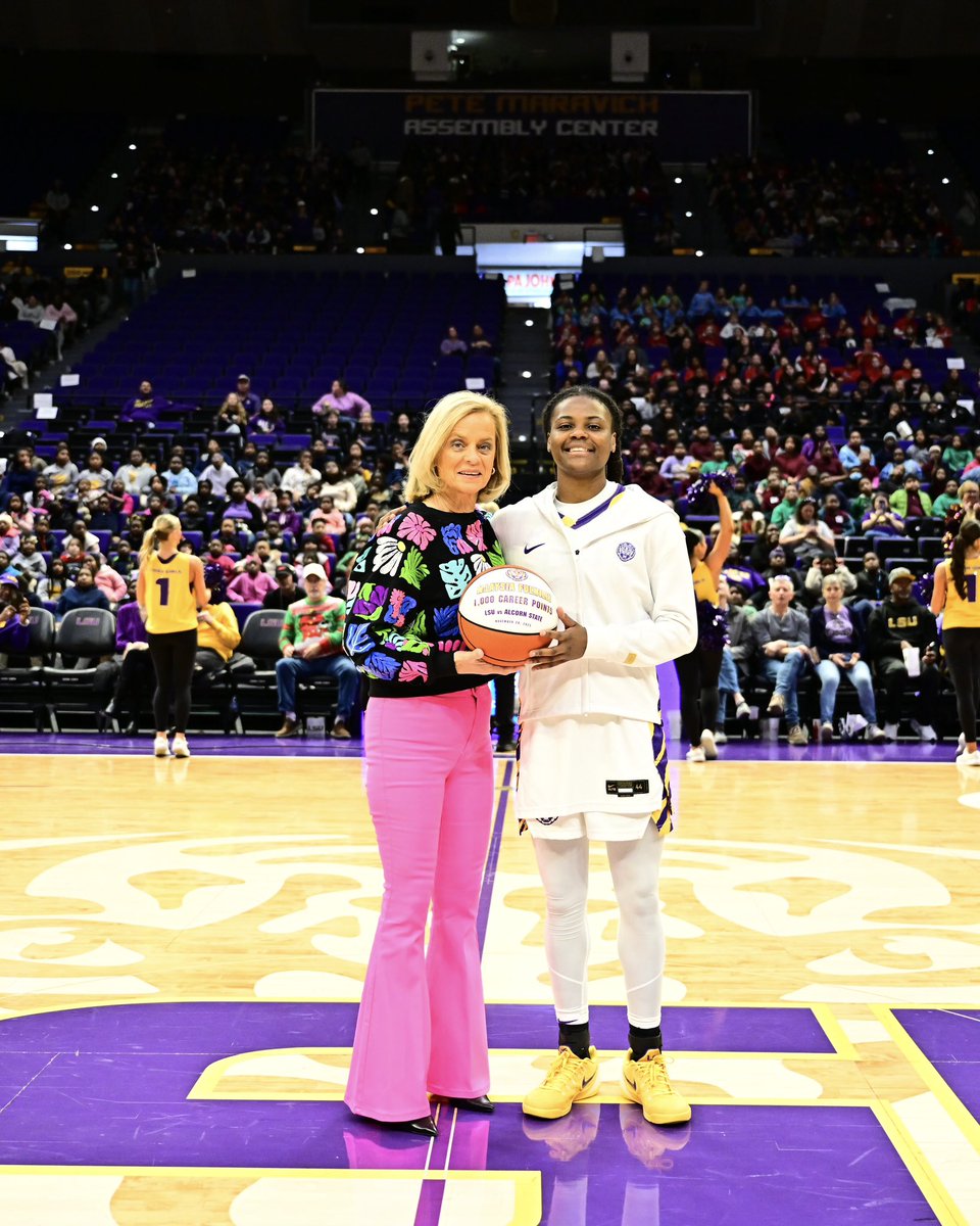 LSUwbkb's tweet photo. Celebrated Lay’s 1,000 career points accomplishment this morning 👏 https://t.co/WONynQVQMK