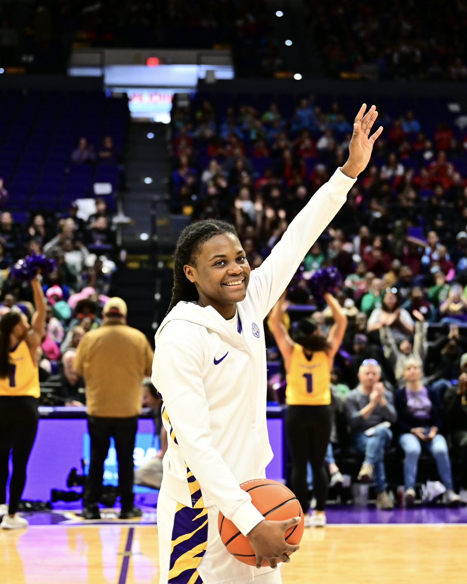 LSUwbkb's tweet photo. Celebrated Lay’s 1,000 career points accomplishment this morning 👏 https://t.co/WONynQVQMK