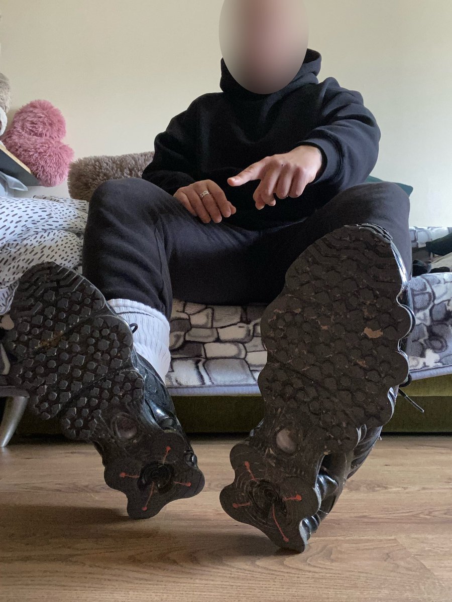 Ymasters89's tweet image. Pora rozpocząć nocne dojenie, chyba wiesz że czeka cię mocna degradacja? Ale najpierw bierz się za polerkę moich shoxow 😈
@rt_feet @promocion_pies 
#sneakmaster #sneak #cashmaster #findom #femdom #soxy #cash #ATM