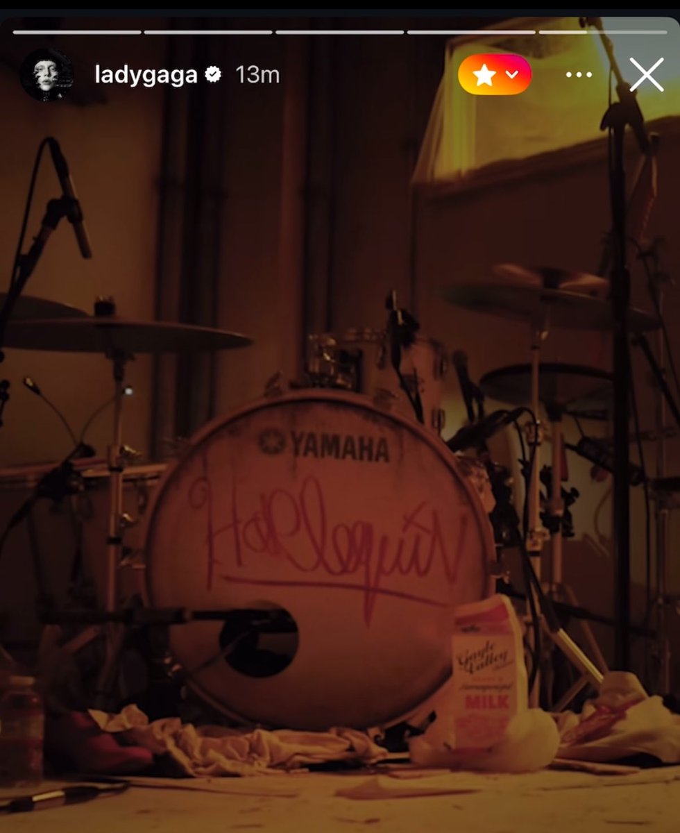 gagasgirlie's tweet image. SANTA IS REAL AND IT’S LADY GAGA OH MY GOD