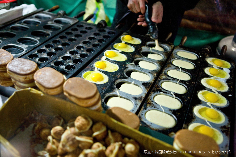 冬の韓国旅行で欠かせない屋台グルメ。トッポッキ、オムク(練り天)、天ぷら、ケランパン(卵パン)など、安くて美味しくて体が温まるメニューが充実しています😋 観光の途中で気軽に食べられるのも良いですよね。皆さんが韓国に来たら必ず食べる屋台グルメはありますか？