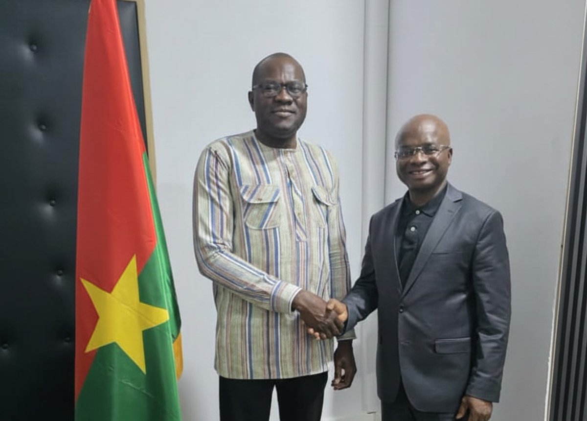📌 𝐕𝐢𝐬𝐢𝐭𝐞 𝐝𝐞 𝐭𝐫𝐚𝐯𝐚𝐢𝐥
Le Président de l’#AMF_UMOA, Monsieur Kossi TENOU, a rencontré ce mardi 16 décembre 2025, le Président du Conseil des Ministres de l’#UMOA, Dr <a href="/ABOUBAKARNACAN1/">ABOUBAKAR NACANABO</a> , Ministre de l’Économie, des Finances et de la Prospective du Burkina Faso.
Une