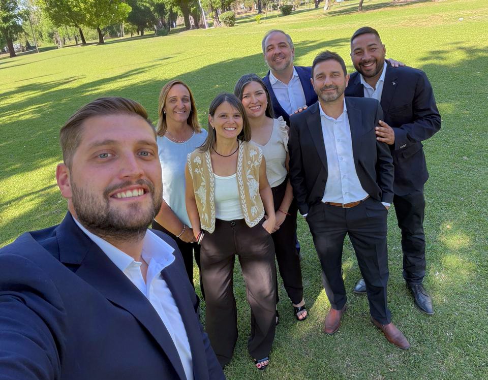 Definimos la lista de concejales que acompañará la próxima etapa de Maipú.

Se trata de un equipo con un perfil profesional sólido, conformado con responsabilidad, planificación y una clara mirada de futuro. Preparado para sostener una gestión que da resultados, cuidar lo que