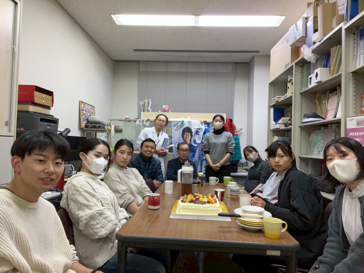 FoodSciLabHiroU's tweet photo. 今年度は忙しく，先日，誕生会を一気に行いました。皆様，おめでとうございます。現在，4年生は20日の卒論発表に向けて，ラストスパート中です。
#健康科学コース
#食品学研究室
#けんひろ
#地域創生学部 https://t.co/CB3M7uEgdy