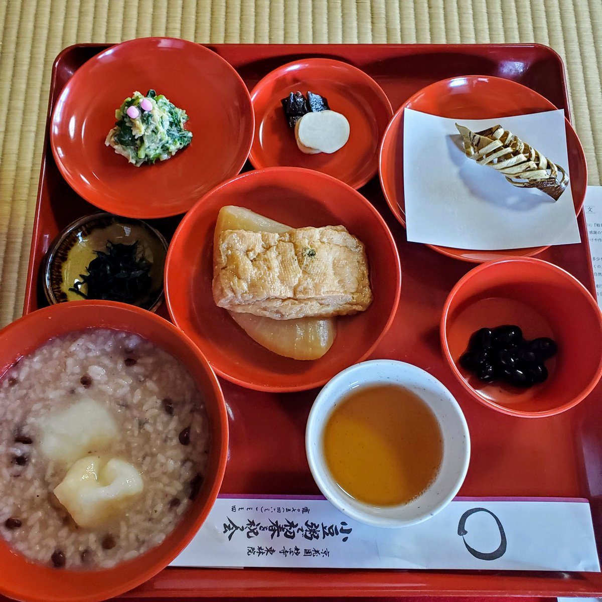 camelliakyoto's tweet photo. 🪣🧼🫧USHERING IN THE NEW YEAR🧹🧽✨

Preparations for the New Year in Japan begin on December 13th, 'Shōgatsu-goto Hajime' (正月事始め).
Pine decorations are cut or bought ('matsu-mukae' 松迎え) and the house is cleaned from top to bottom ('susu-harai' すす払い).

#松の内 #Japan https://t.co/aiic60FiB2