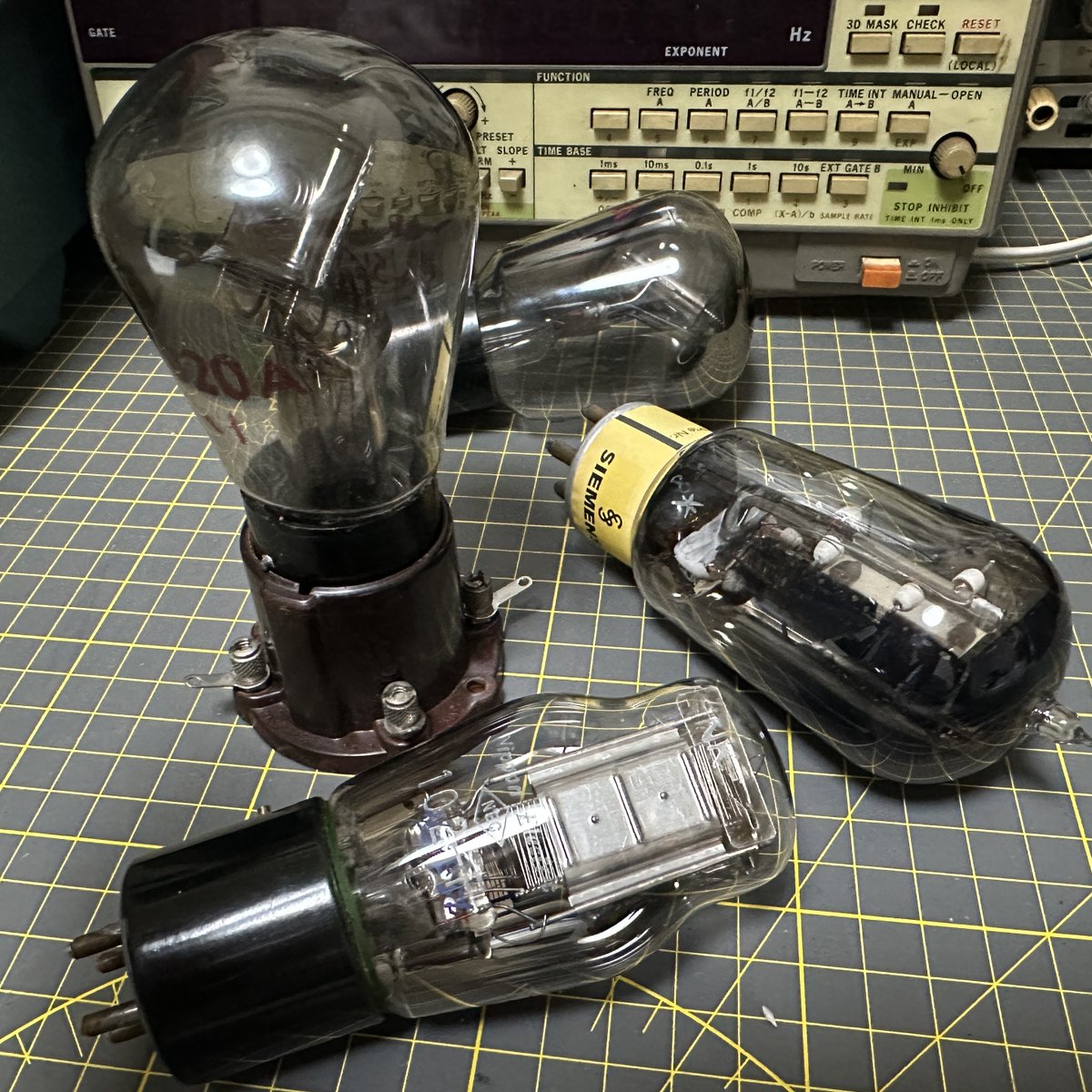 fieldofhagi's tweet photo. #真空管 
増幅率30の球たち。
STC 4020A 
ソケット側接点と接触する足ピン先端には、まだ金チップが残っている。 https://t.co/fDGq2hHj10