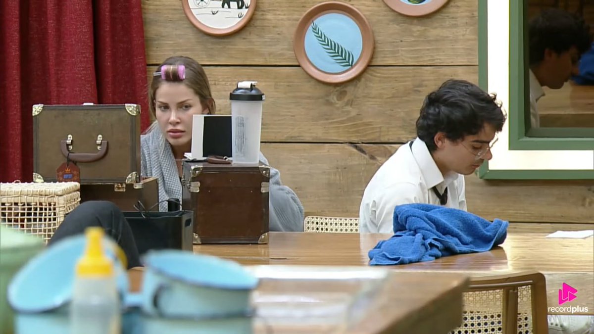 Saory: "Dudu, então o casamento é quando?"  

Dudu: "Tem que ver data. Você que sabe. No civil?"  

Fabiano: "Que casamento?"  

Saory: "Meu com Dudu."  

Fabiano: "Eu quero ser padrinho. Quero ver se é verdade mesmo. Vou dar uma cabrita de presente pra vocês."  

Saory: "Um