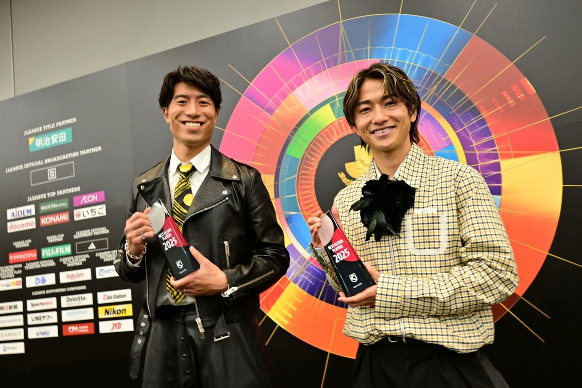 toukatumainichi's tweet photo. 煌めくトロフィーを握りしめて #柏レイソル #reysol #古賀太陽 #小泉佳穂 #2025Ｊリーグ優秀選手賞 #2025Ｊリーグアウォーズ https://t.co/FrK0cKDIlh https://t.co/q7oYsxNS9d