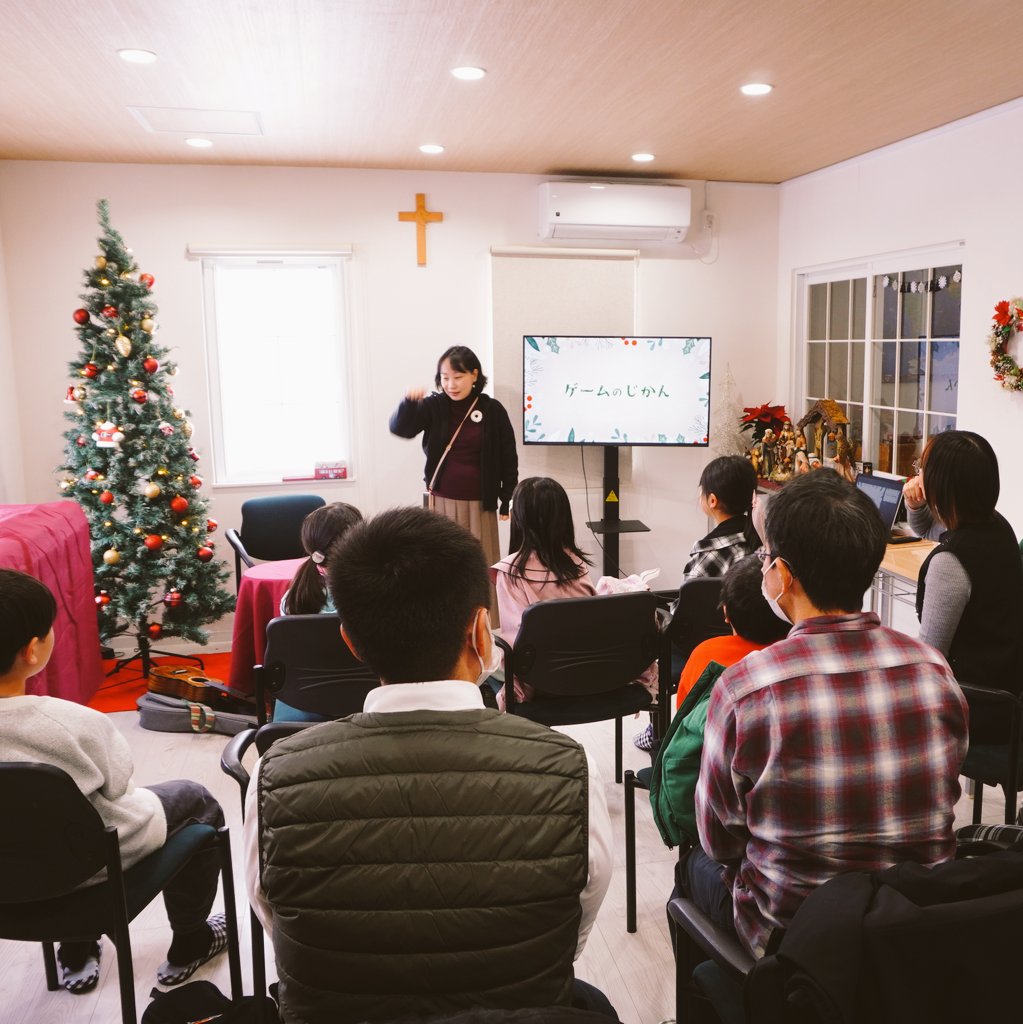 TaiheiCH's tweet photo. 先週土曜日の#こどもクリスマス会、色んなつながりの輪が広がり、親御さんなど含む大人と子供合わせて、14人ほどが集まりました！😀
みんなでクリスマスの賛美をして、ゲームをして、聖書のお話に工作をしました。
クリスマス、子どもたちに祝福が豊にありますように✨🎄✨ https://t.co/9vQLafNUwp