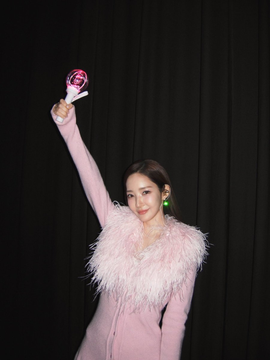 ミニョンさん元気かなぁ、、、
寒い中撮影頑張ってるんだろうなぁ🥺
待ち遠しかったファンミが終わって、まだ半月なのに何だか抜け殻状態😥
次にミニョンさんに会えるであろう１年後、、、遠いなぁ😭
ペンラでPMY作ったのが、なんだか懐かしいです😢

#パクミニョン #Parkminyoung #박민영 #朴敏英