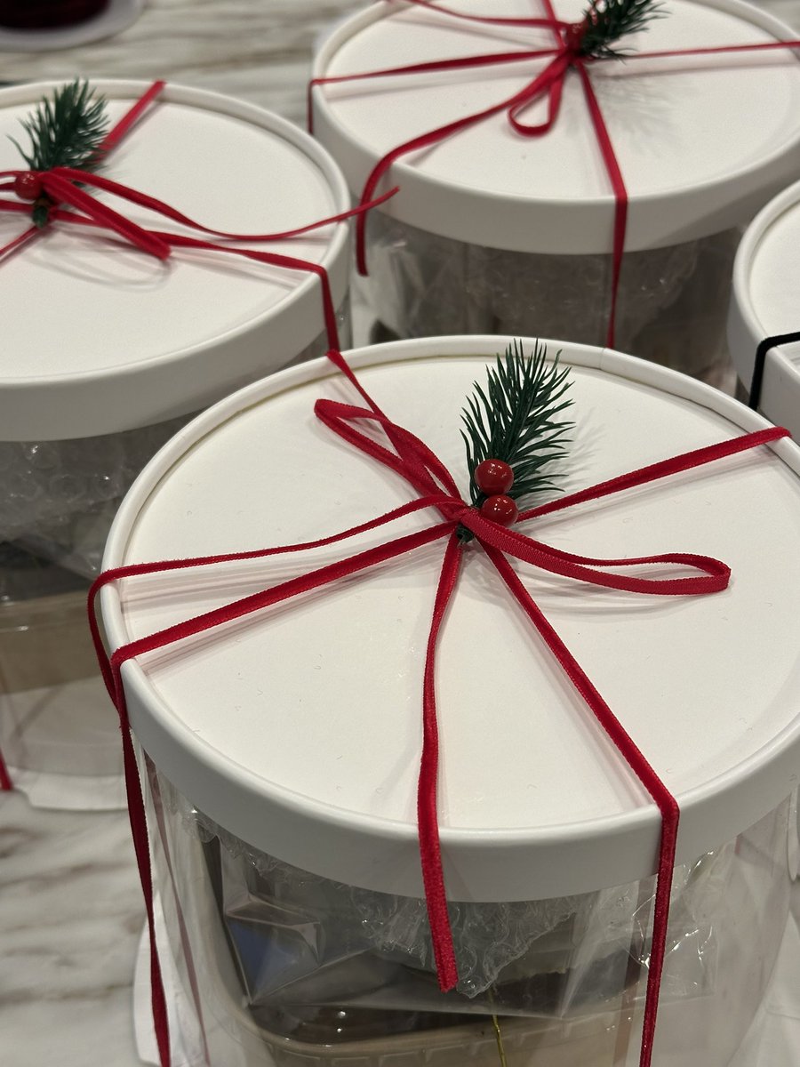 케이크 박스는 더 러블리한 원형 케이스로 변경되었어요♥️