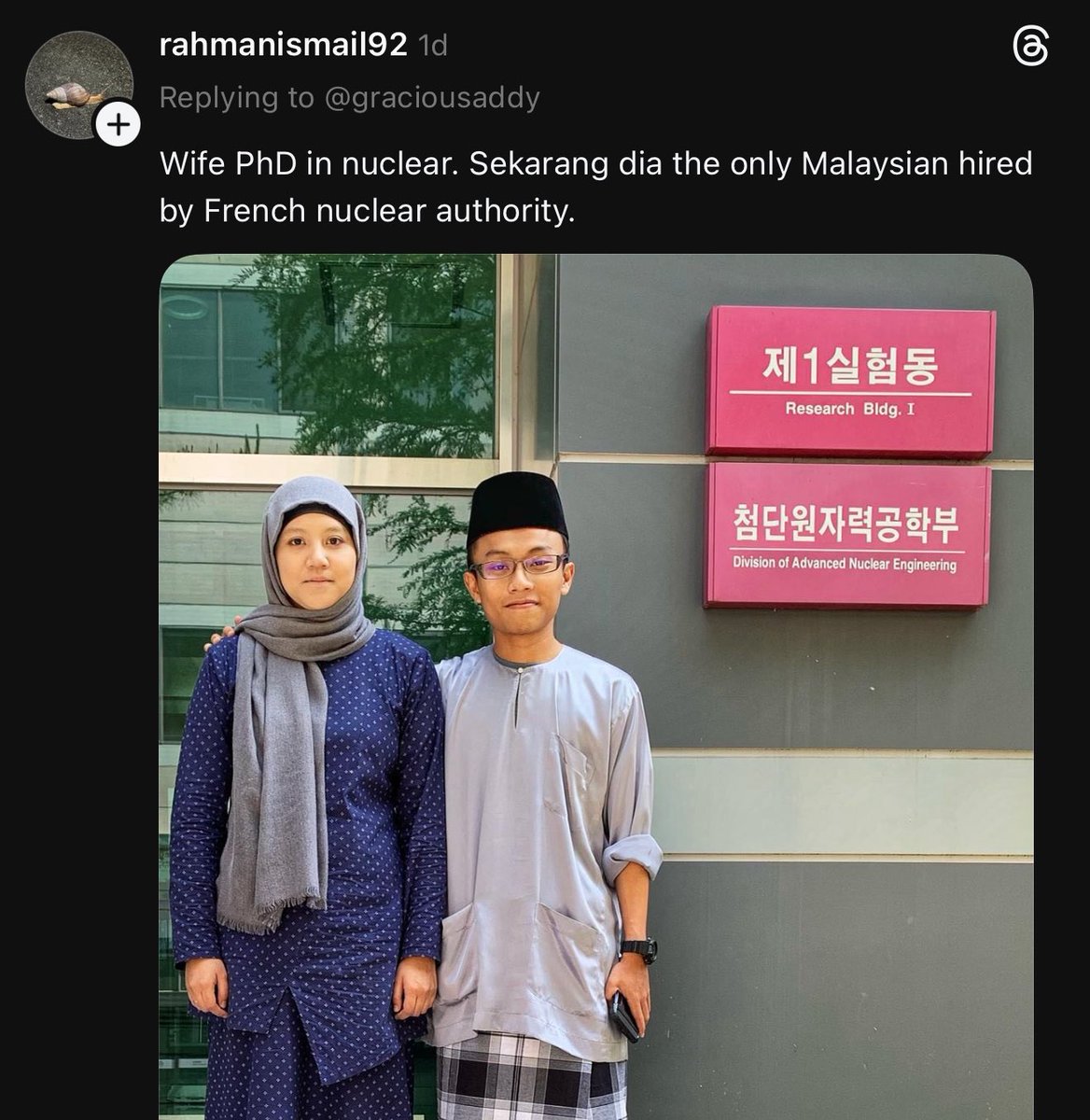 Kita ramai gila kot orang orang hebat yang berpendidikan yang boleh dijemput untuk majlis sekolah dan beri pengaruh positif pada murid. Contohnya wife encik ni: