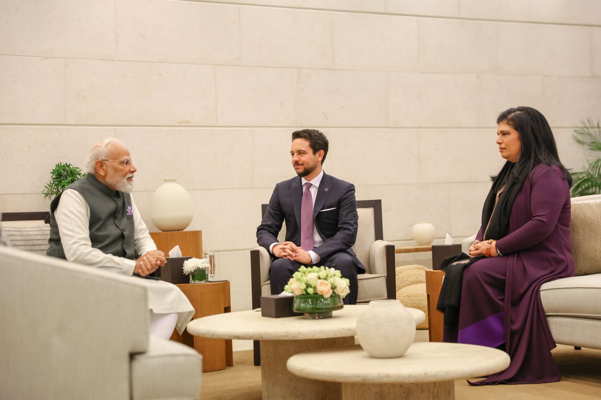 the 31 year old heir to the throne, eldest son of King Abdullah II and Queen Rania, personally drives PM Modi to the Jordan Museum.His Highness Crown Prince Al Hussein accompanies India Prime Minister Narendra Modi on a visit to the Jordan Museum
#Jordan #India #NarendraModi